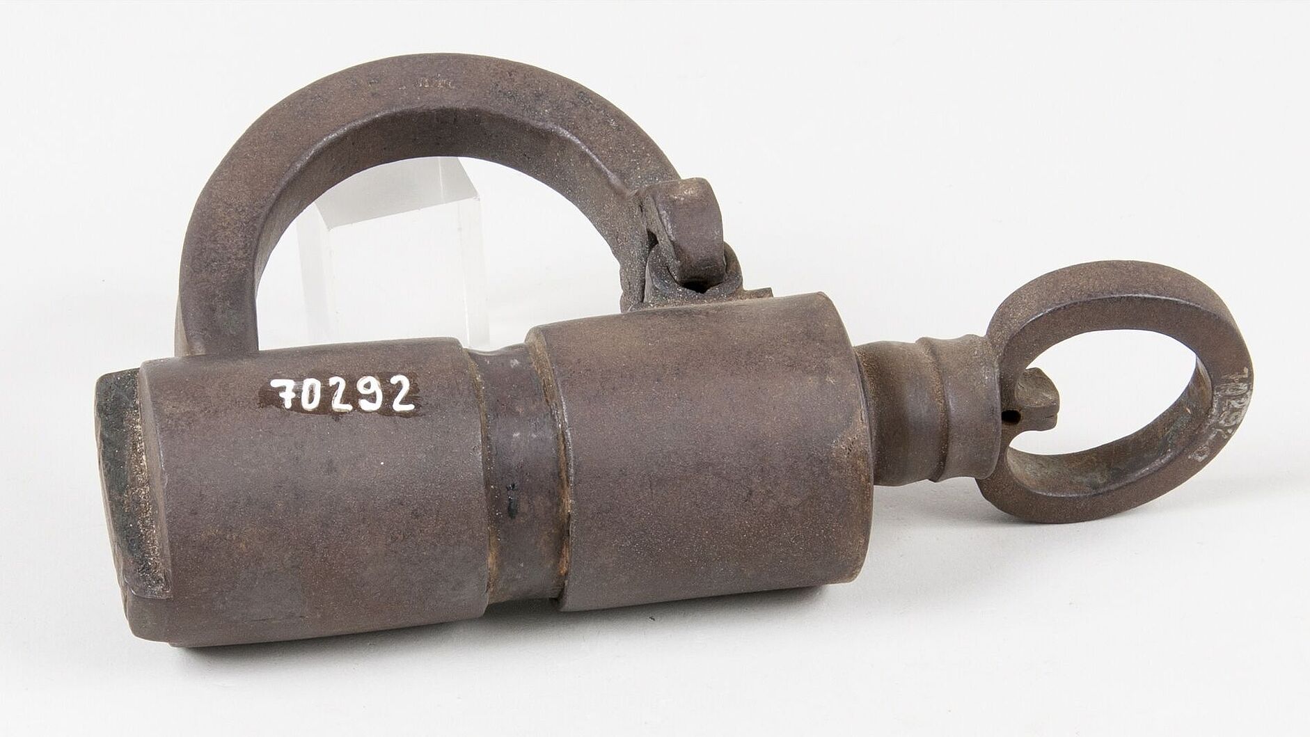 Russisches Vorhängeschloss mit Einschraubschlüssel.