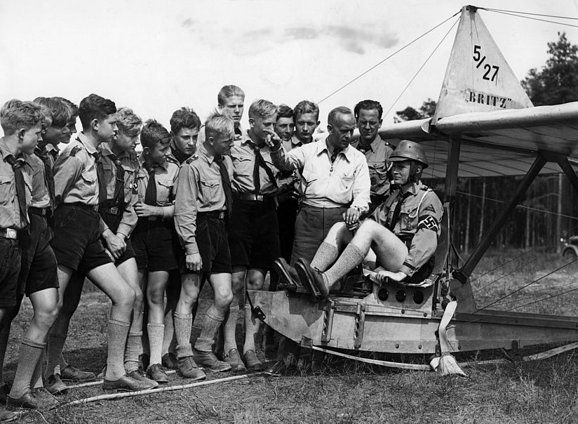 Mitglieder der Flieger-HJ vor dem Start eines Übungs-Segelflugs, neben dem Flugschüler ein Ausbilder des NSFK.