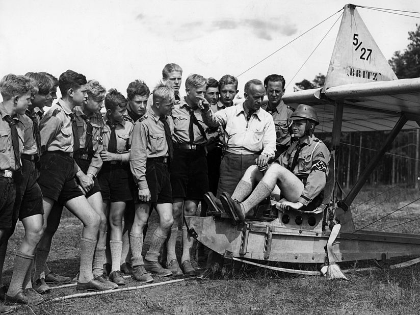 Mitglieder der Flieger-HJ vor dem Start eines Übungs-Segelflugs, neben dem Flugschüler ein Ausbilder des NSFK.
