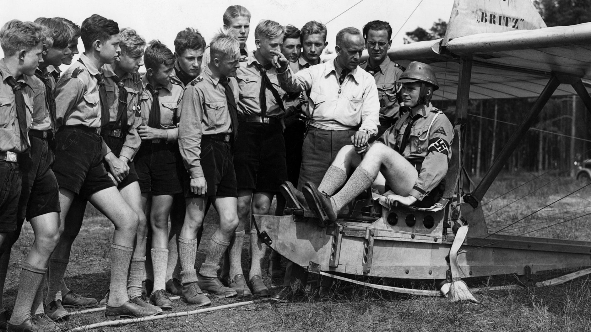 Mitglieder der Flieger-HJ vor dem Start eines Übungs-Segelflugs, neben dem Flugschüler ein Ausbilder des NSFK.