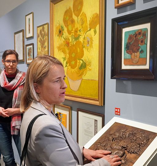 Verena Bentele tastet über das Bronzerelief von Vincent van Goghs ,,Sonnenblumen‘‘.