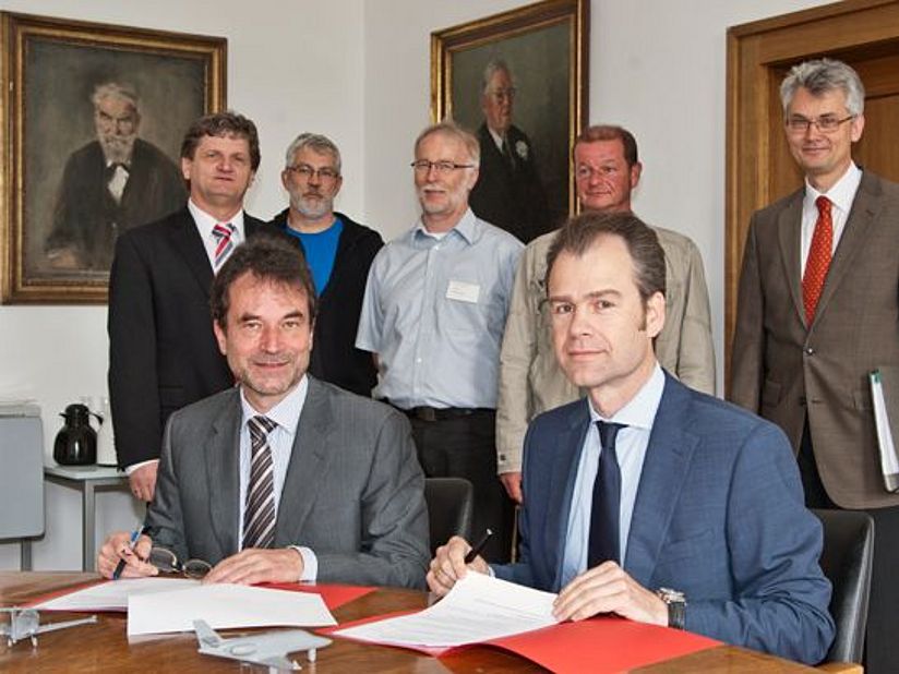 Herr Thomas Casata von der Allied Aviation Technologies GmbH, Mattsies und Herr Dr. Klaus Freymann, in Vertretung des Generaldirektors Professor Heckl, unterzeichnen die Schenkungsvereinbarung.