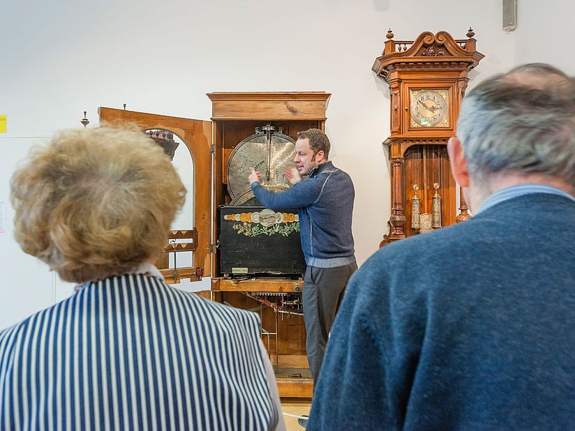 Christian Lang erklärt während der Führung einen Musikautomaten.