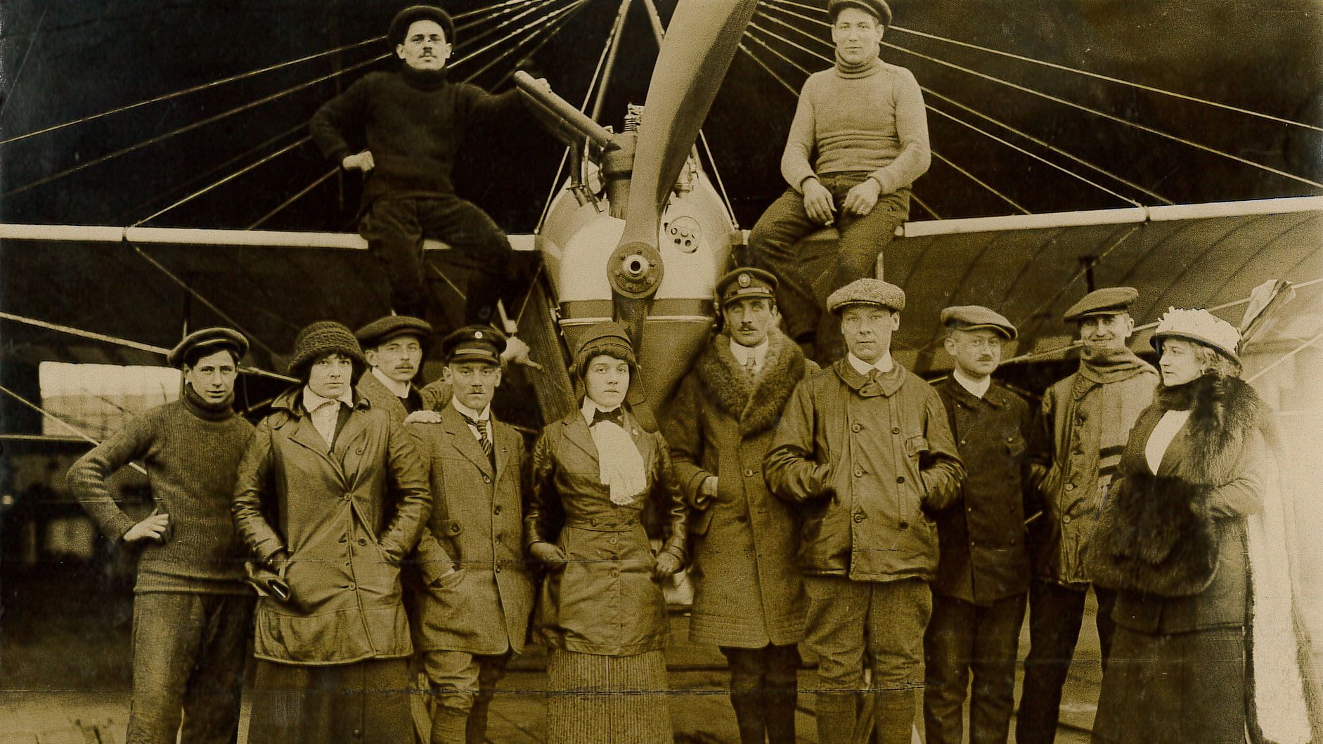 Melli Beese im Kreise ihrer FlugschülerInnen und Fluglehrer, vor der Schulmaschine „Melli-Beese-Taube“.