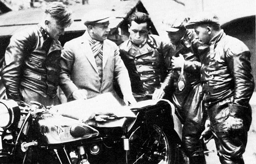 Alte Fotografie zeigt Martin Stolle mit dem D-Rad-Werksteam.