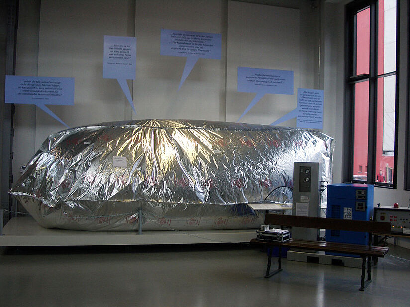 Der Mercedes-Simplex ist in einer silbernen Folie eingeschweißt und wird mit Stickstoff gegen Motten behandelt.