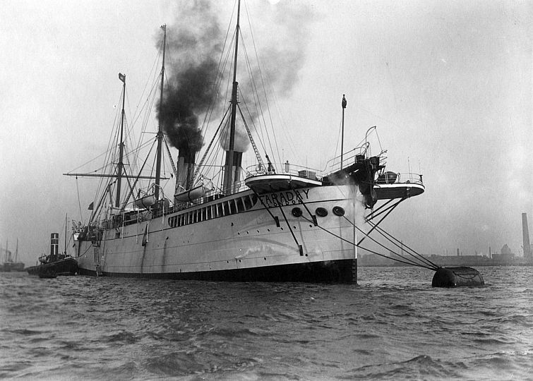 Alte schwarz-weiß Fotografie zeigt das Verlegungsschiff Faraday II an einer Boie bei Woolwhich/England.