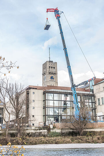 Der Kran transportiert den Rechner in luftiger Höhe. 