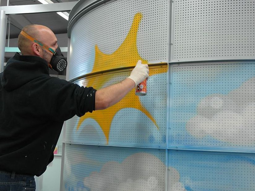 Münchner Graffiti-Künstler Z-Rok bei der Arbeit.