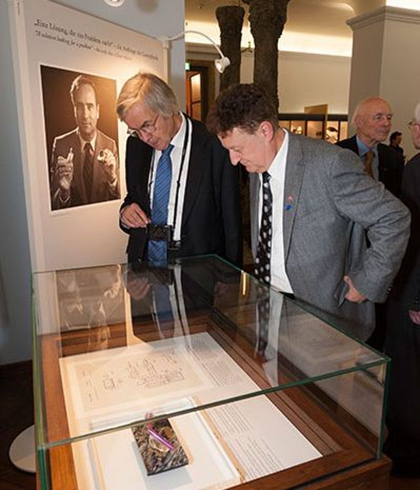 Vitrine mit den Laser-Komponenten in der Museumsgeschichte.