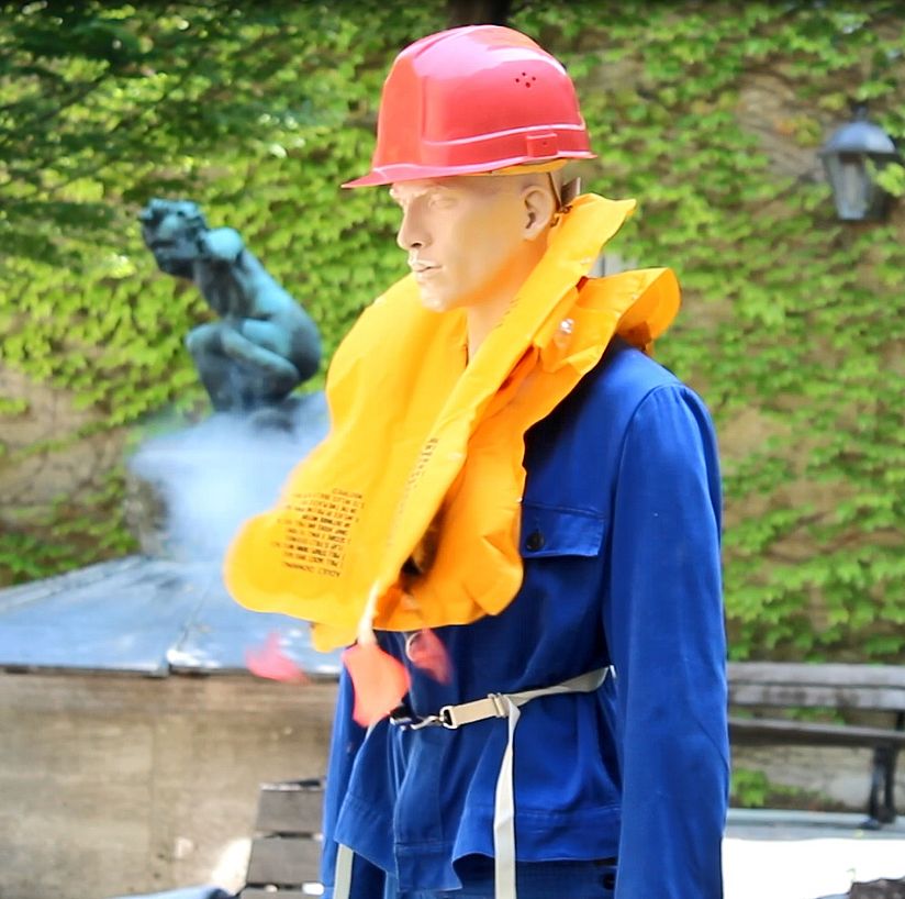 Statue mit Schwimmweste.