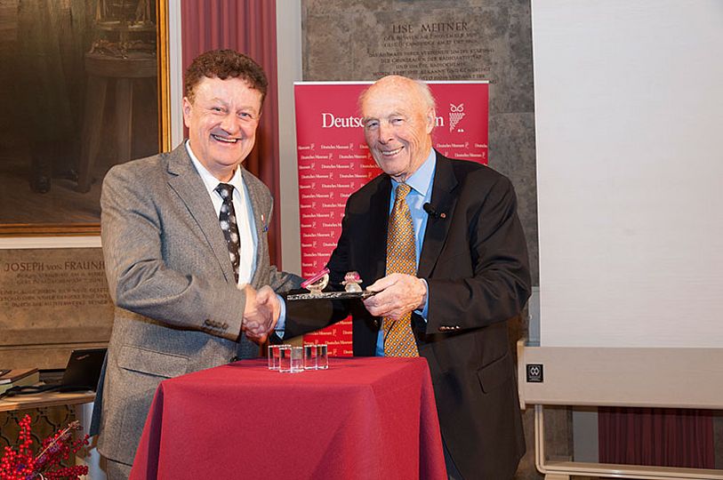 Herbert Welling übergibt Wolfgang M. Heckl das neue Exponat im Ehrensaal.