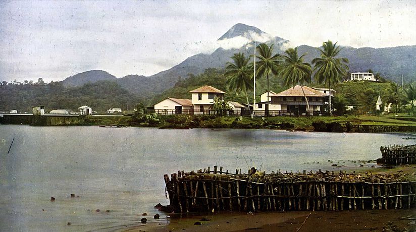 Historisches Foto: Victoria (seit 1982: Limbe) mit Kamerunberg in der deutschen Kolonialzeit, Aufnahme von 1908.
