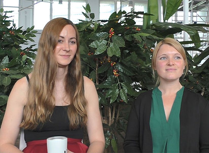 Die Kuratorinnen Sara Marquart und Melanie Jahreis.