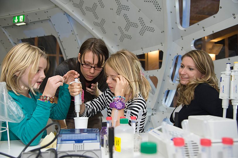 Kinder experimentiereen im DNA-Besucherlabor.