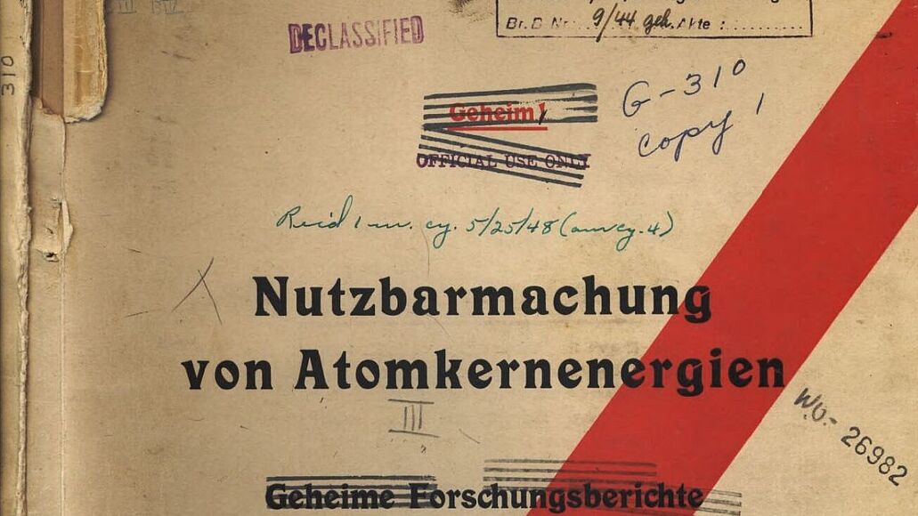 Leicht vergilbter Umschlag eines Drucks mit verschiedenen Stempeln zur (De-)Klassifizierung als geheim. Titel "Nutzbarmachung der Atomkernenergie"