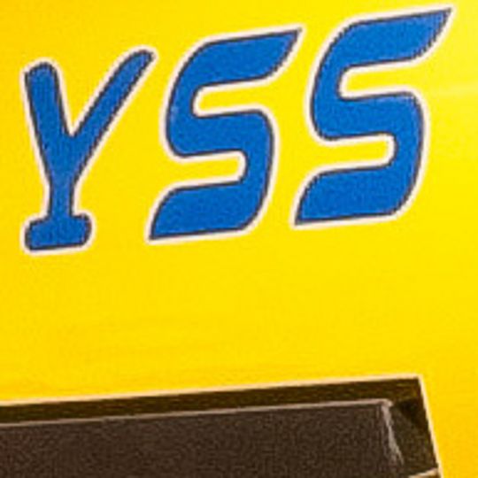 Detailfoto zeigt die Buchstaben YSS.