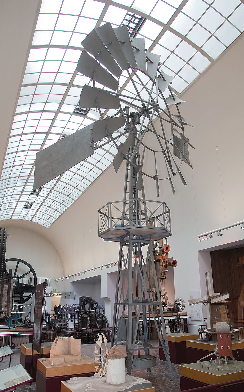 Das stählernen Windrad "Hercules". Prägnant gezeigt werden das Windrad und die Hauptfahne zur Ausrichtung des Rades in Windrichtung.