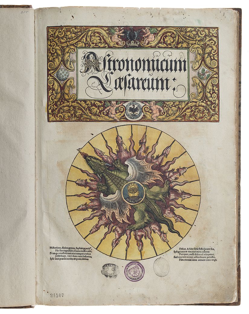 Reichvoll verziertes Titelblatt von Apians "Astronomicum Caesareum". Zu sehen sind Drachen, Putten und barocke Zierelemente.