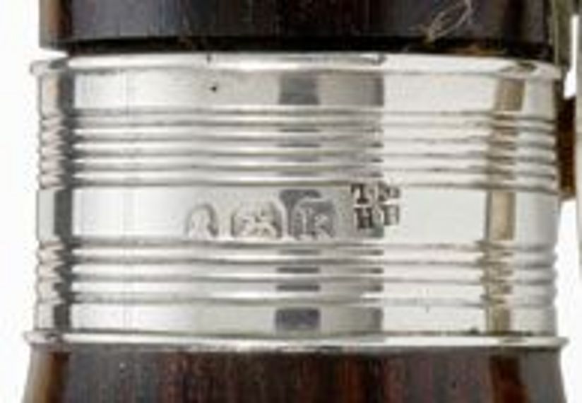 Silberstempel auf einer Flöte.