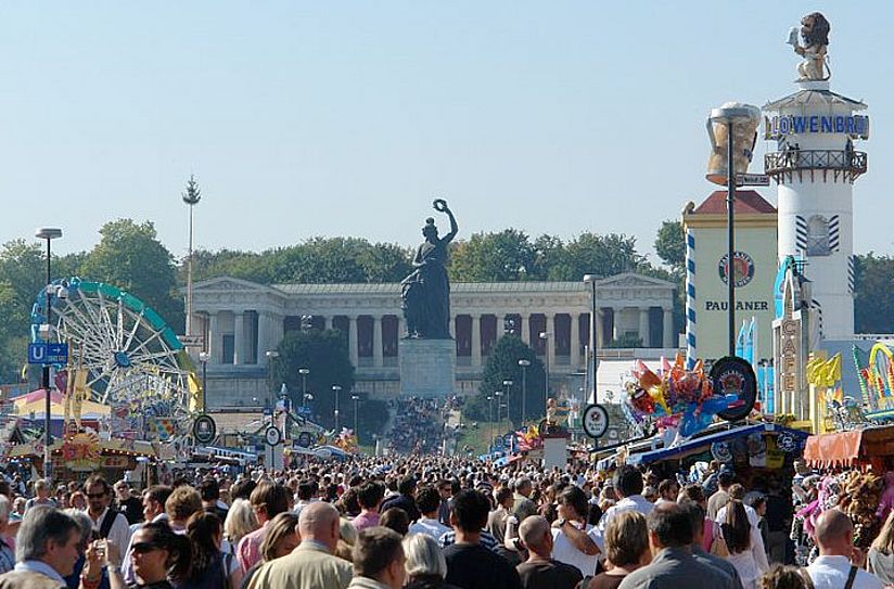 Die Bavaria mit Ruhmeshalle während des Oktobrfests.