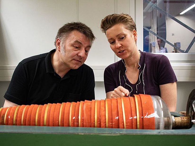 Bruno Kliegl und Projekleiterin Dr. Rebecca Wolf begutachten die Glasharmonika.