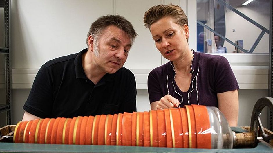 Bruno Kliegl und Projekleiterin Dr. Rebecca Wolf begutachten die Glasharmonika.