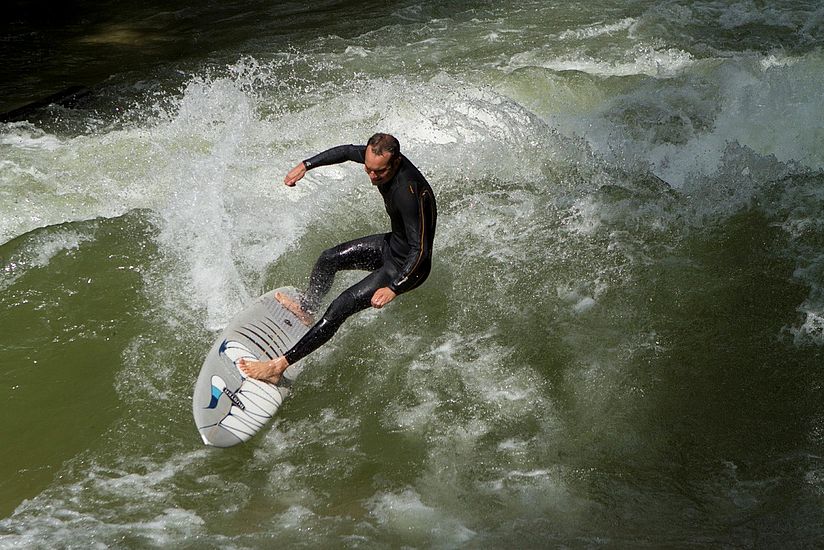 Nico Meissner surft auf der Eisbachwelle