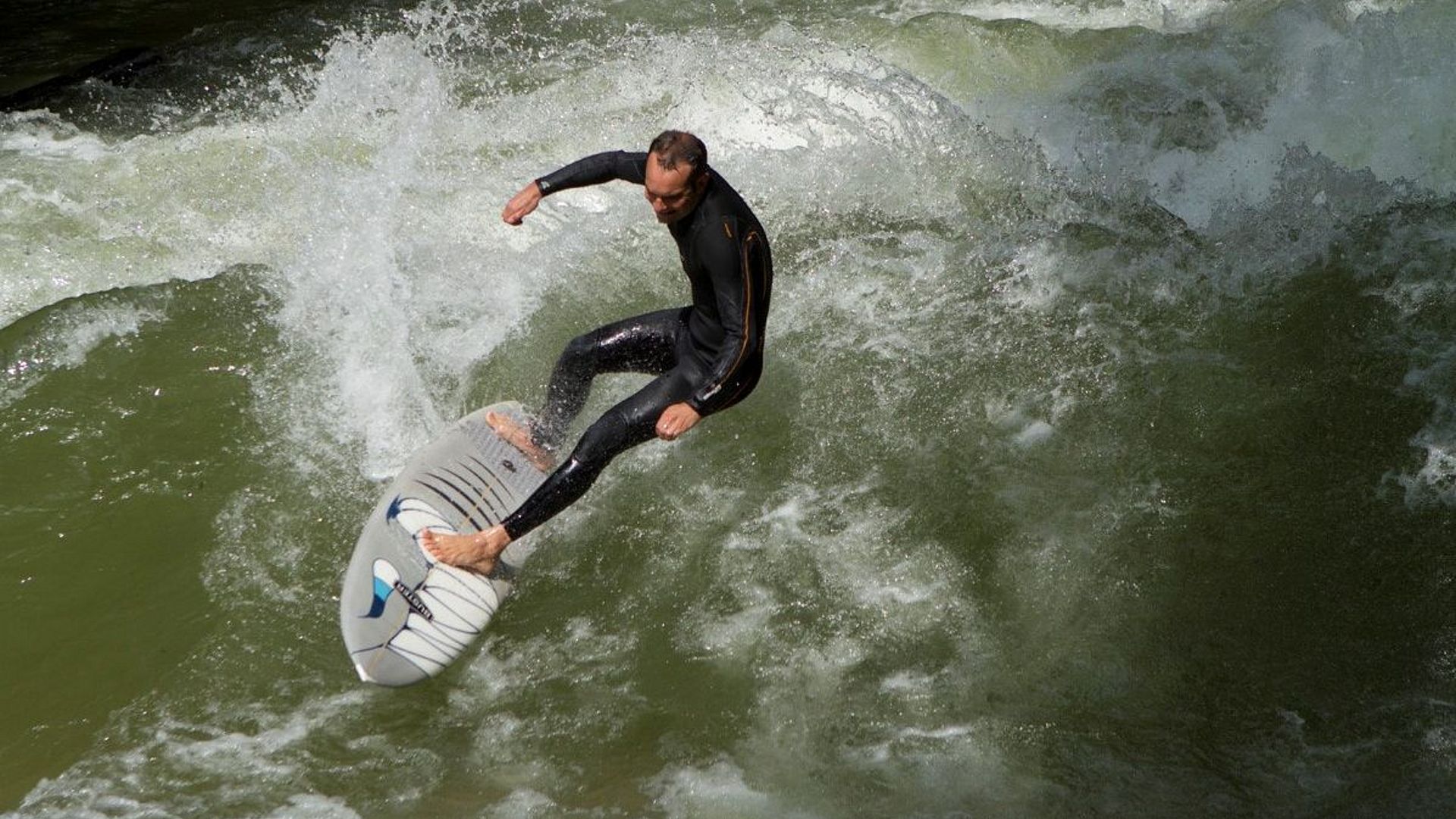 Nico Meissner surft auf der Eisbachwelle