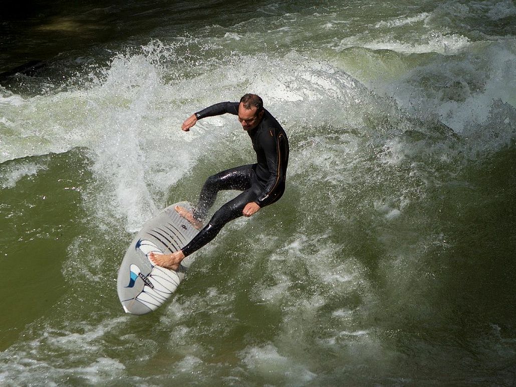 Nico Meissner surft auf der Eisbachwelle