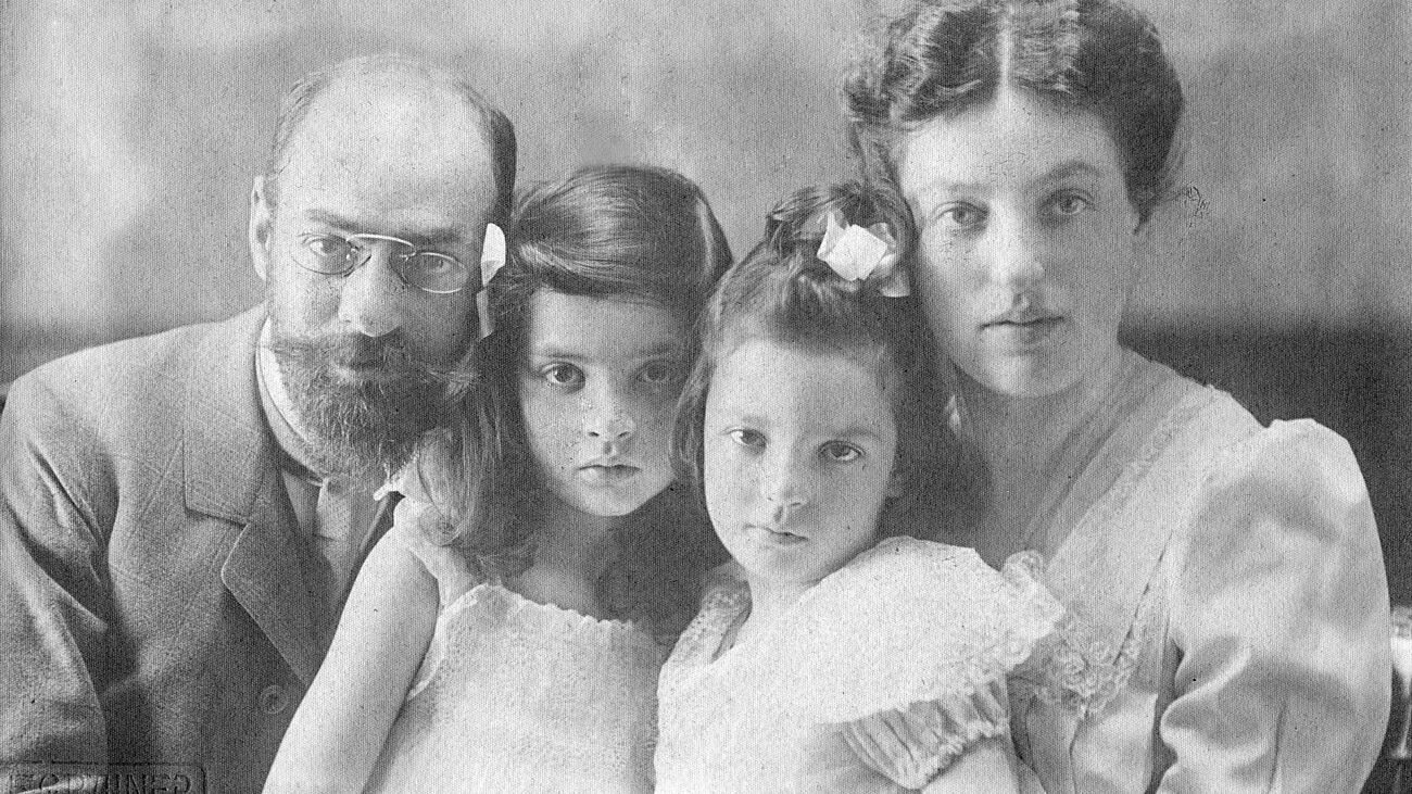 Schwarzweiß Fotografie der Familie Schönberg. Von links nach rechts: Arthur Schönberg, seine beiden Töchter, Eva Schönberg.