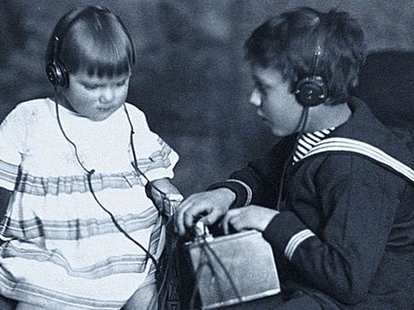 Zwei Kinder mit Kopfhörer.