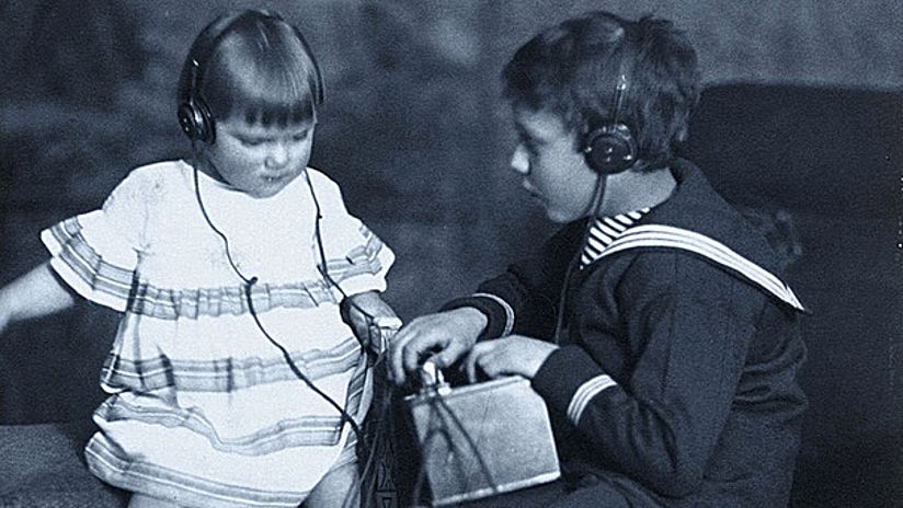 Zwei Kinder mit Kopfhörer.