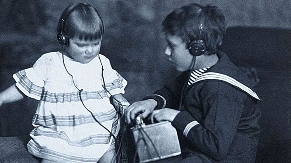 Zwei Kinder mit Kopfhörer.
