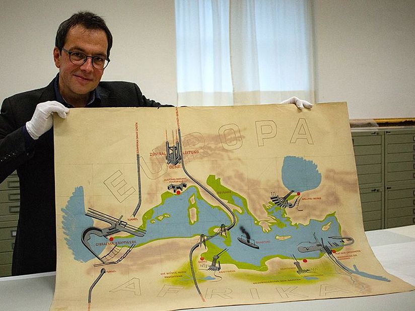 Matthias Röschner zeigt eine Übersichtskarte des Gesamtprojekts.