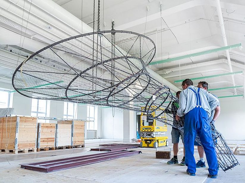 Schrotttornado aus unterschiedlichem Elektroschrott in der kommenden Ausstellung "Elektronik".