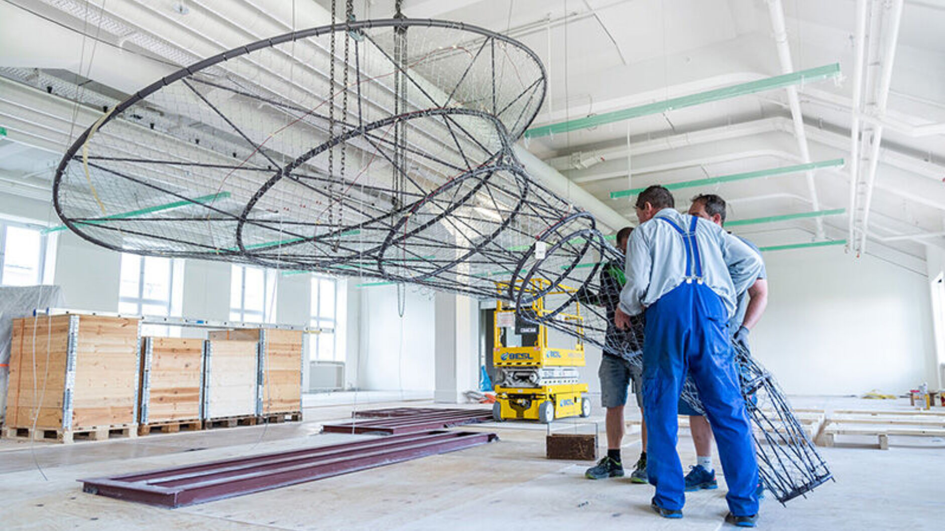 Schrotttornado aus unterschiedlichem Elektroschrott in der kommenden Ausstellung "Elektronik".