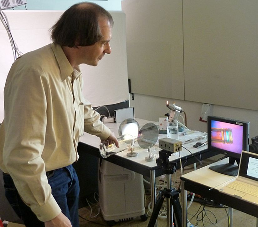 Marcus Thielen mit Glasflasche.