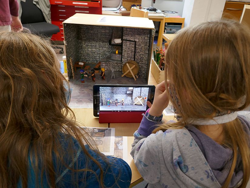 Kinder beim Gestalten eines Trickfilms