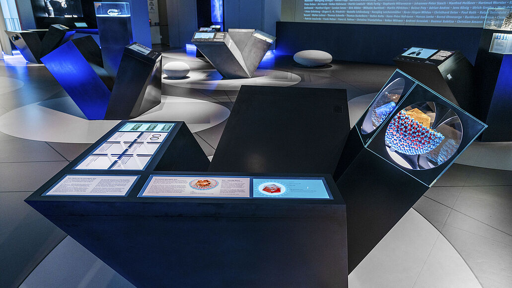 Blick in die Ausstellung Deutscher Zukunftspreis. Modul 2018 zum Thema "Schutz bei fehlendem Immunsystem".