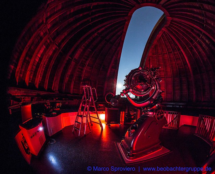 Oststernwarte bei Nacht.