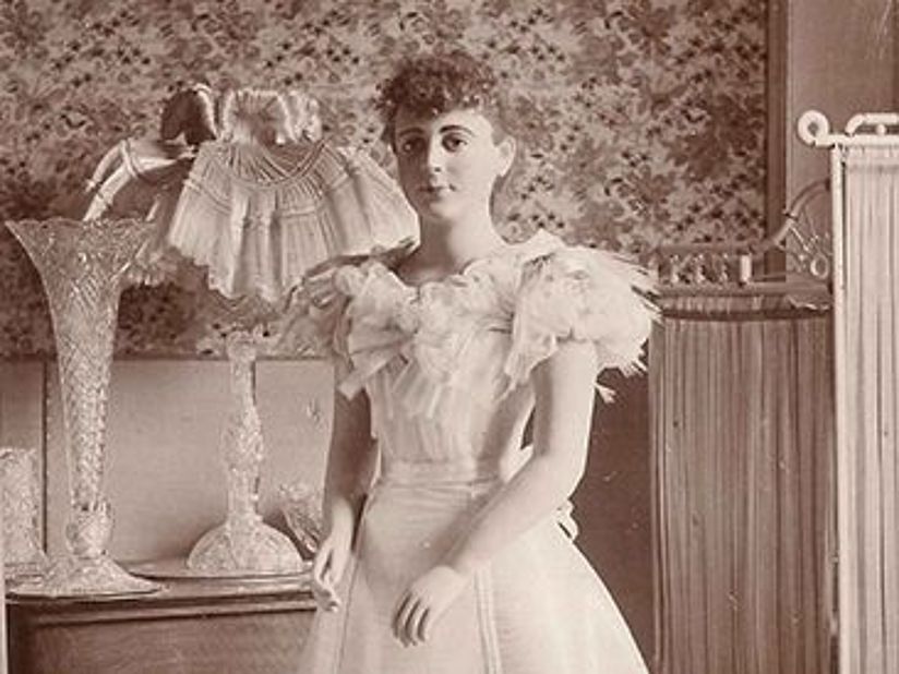 Präsentation des Glasfaserkleids 1893.