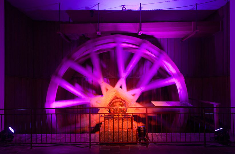 Beleuchtetes Wasserrad in der Ausstellung Kraftmaschinen.