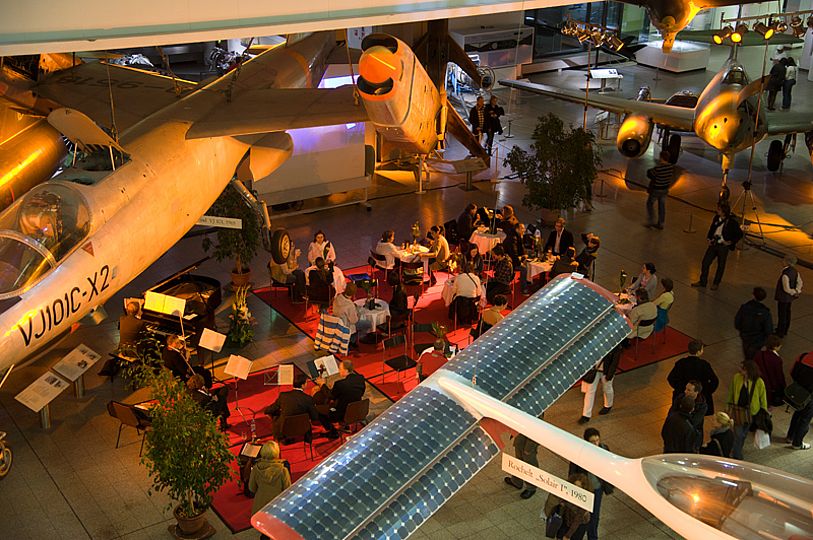 Musiker und Gäste in der Luftfahrthalle.