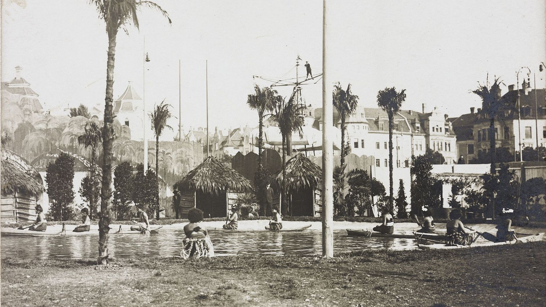 Historisches Foto: "Samoa in München" – Völkerschau auf der Theresienwiese 1910, Postkarte, Münchner Stadtmuseum.