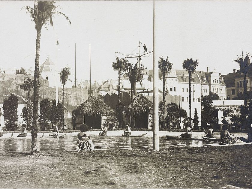 Historisches Foto: "Samoa in München" – Völkerschau auf der Theresienwiese 1910, Postkarte, Münchner Stadtmuseum.