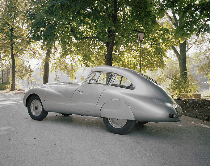Der BMW 328 Wendler auf dem Außengelände der Deutschen Museums. Seitenansicht.