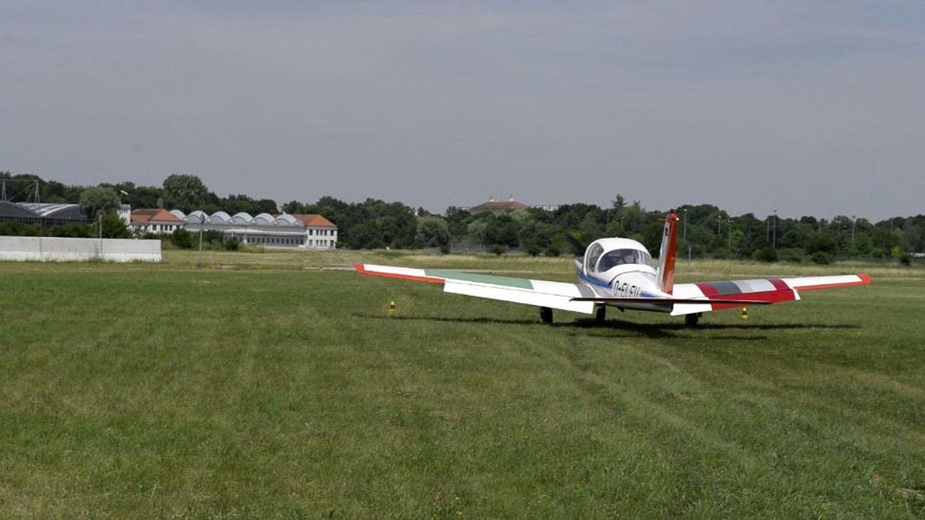 LFU 205 landet auf dem Flugplatz Oberschleißheim.