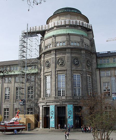 Gerüst an der Fassade des Deutschen Museums.
