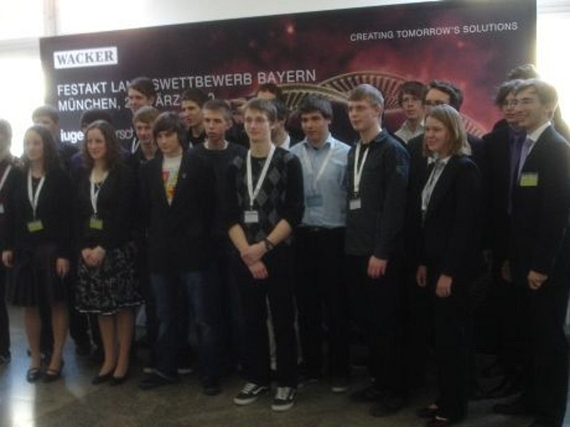 Einige Jugendliche kurz vor dem Festakt und der Preisverleihung.